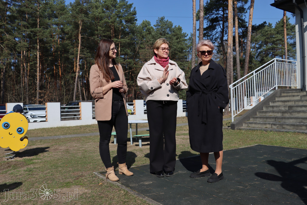 Fotorelacja: Nowe place zabaw przy Żłobkach Gminnych w Poraju i Żarkach-Letnisku