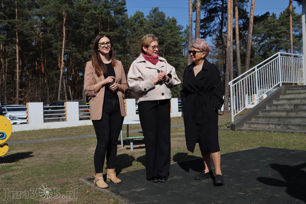 Fotorelacja: Nowe place zabaw przy Żłobkach Gminnych w Poraju i Żarkach-Letnisku