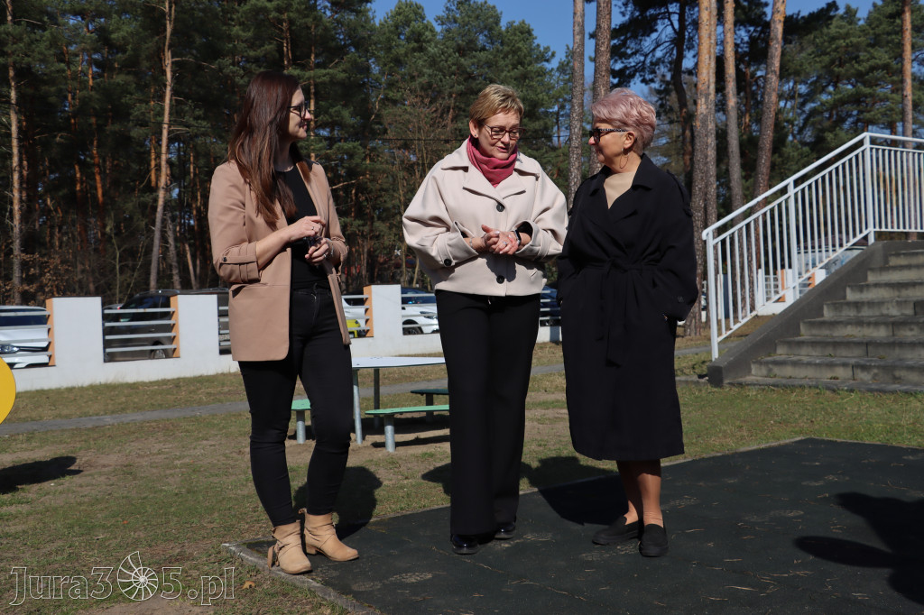 Fotorelacja: Nowe place zabaw przy Żłobkach Gminnych w Poraju i Żarkach-Letnisku