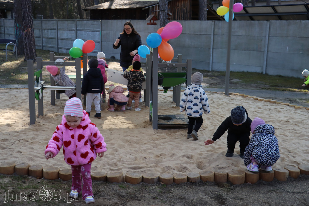 Fotorelacja: Nowe place zabaw przy Żłobkach Gminnych w Poraju i Żarkach-Letnisku