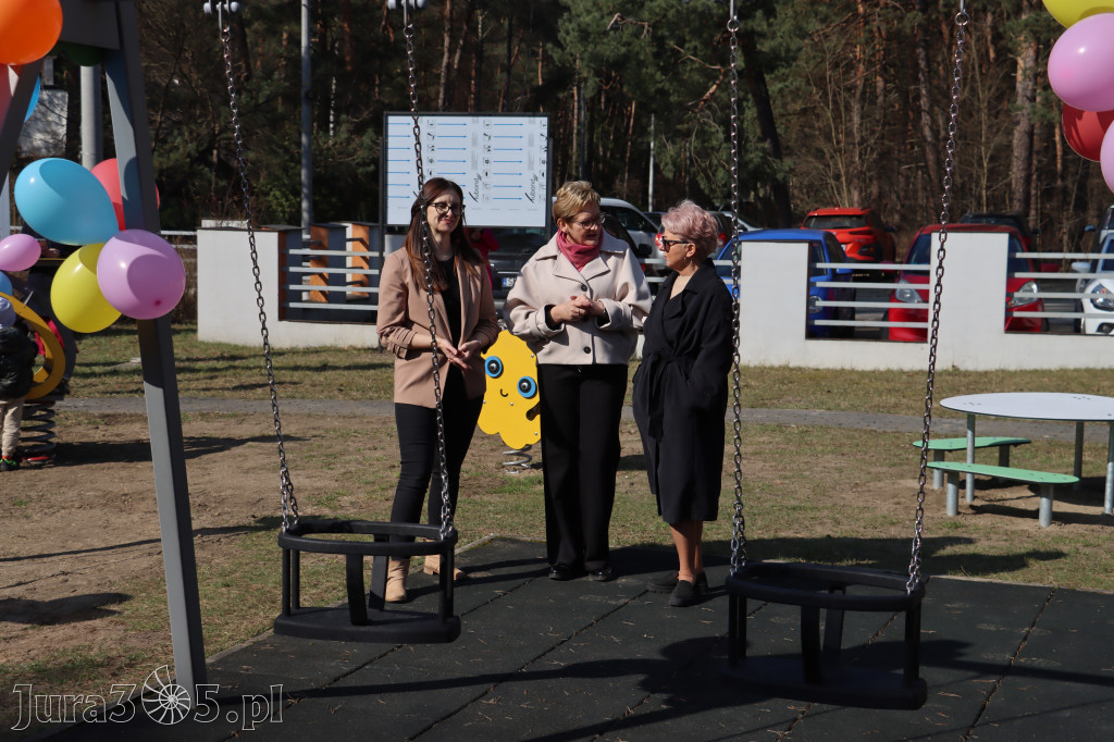 Fotorelacja: Nowe place zabaw przy Żłobkach Gminnych w Poraju i Żarkach-Letnisku