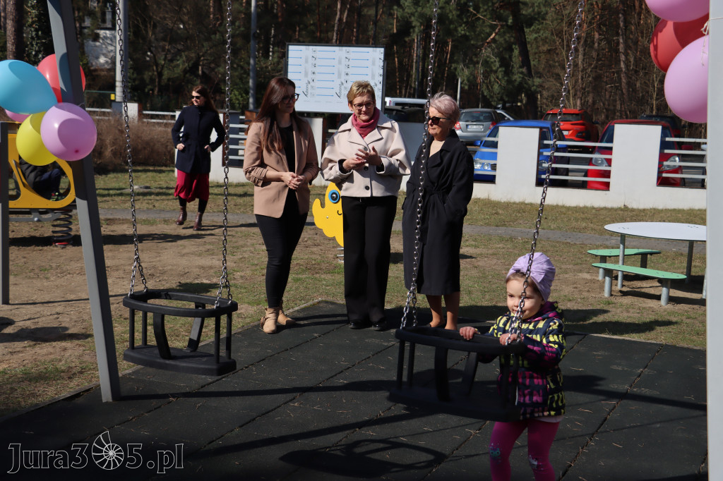 Fotorelacja: Nowe place zabaw przy Żłobkach Gminnych w Poraju i Żarkach-Letnisku