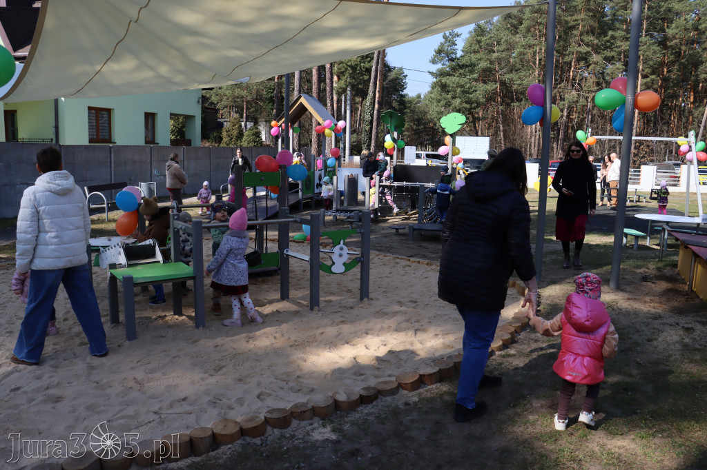 Fotorelacja: Nowe place zabaw przy Żłobkach Gminnych w Poraju i Żarkach-Letnisku