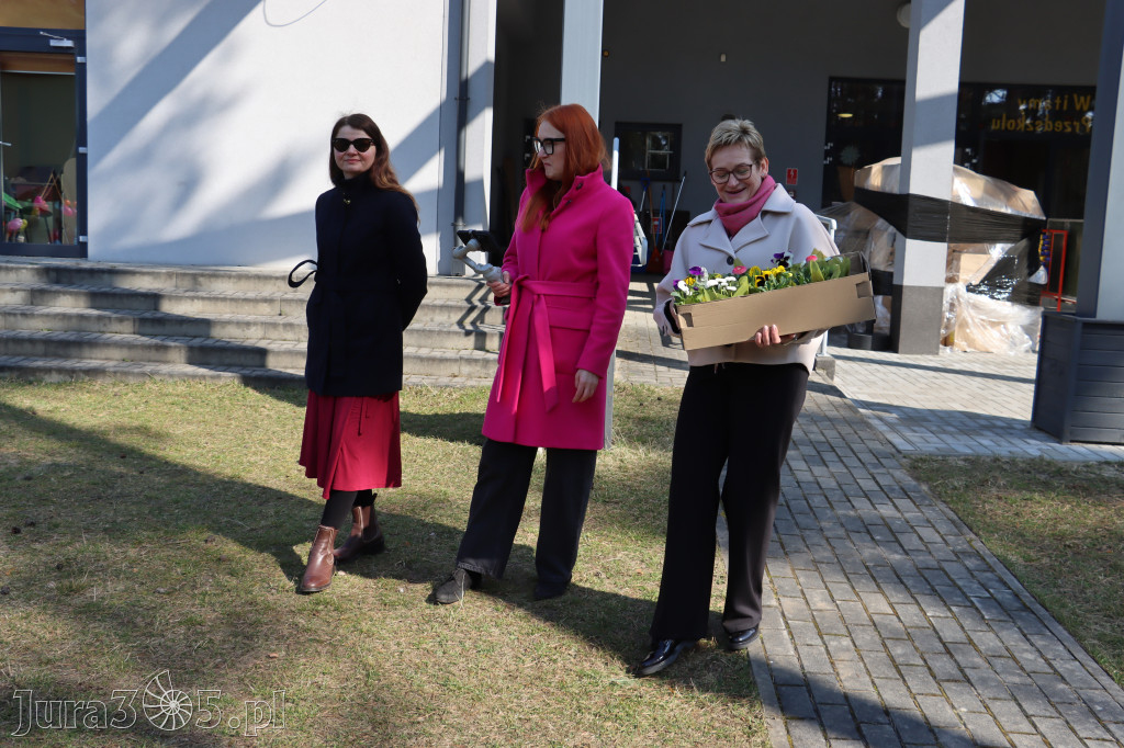 Fotorelacja: Nowe place zabaw przy Żłobkach Gminnych w Poraju i Żarkach-Letnisku