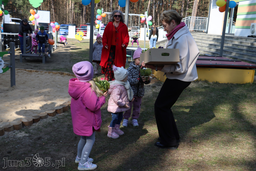 Fotorelacja: Nowe place zabaw przy Żłobkach Gminnych w Poraju i Żarkach-Letnisku