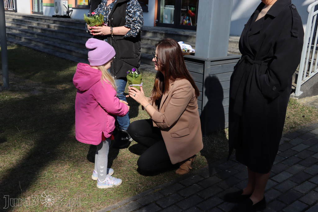 Fotorelacja: Nowe place zabaw przy Żłobkach Gminnych w Poraju i Żarkach-Letnisku