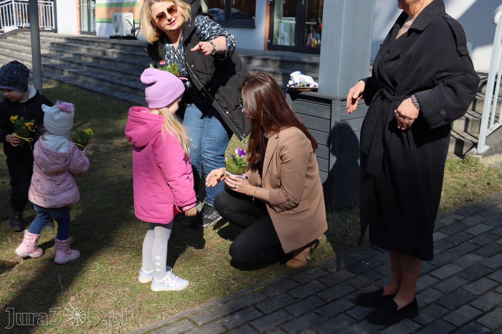 Fotorelacja: Nowe place zabaw przy Żłobkach Gminnych w Poraju i Żarkach-Letnisku