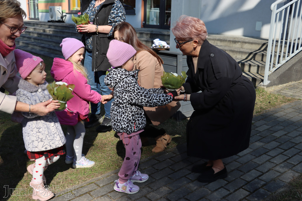 Fotorelacja: Nowe place zabaw przy Żłobkach Gminnych w Poraju i Żarkach-Letnisku