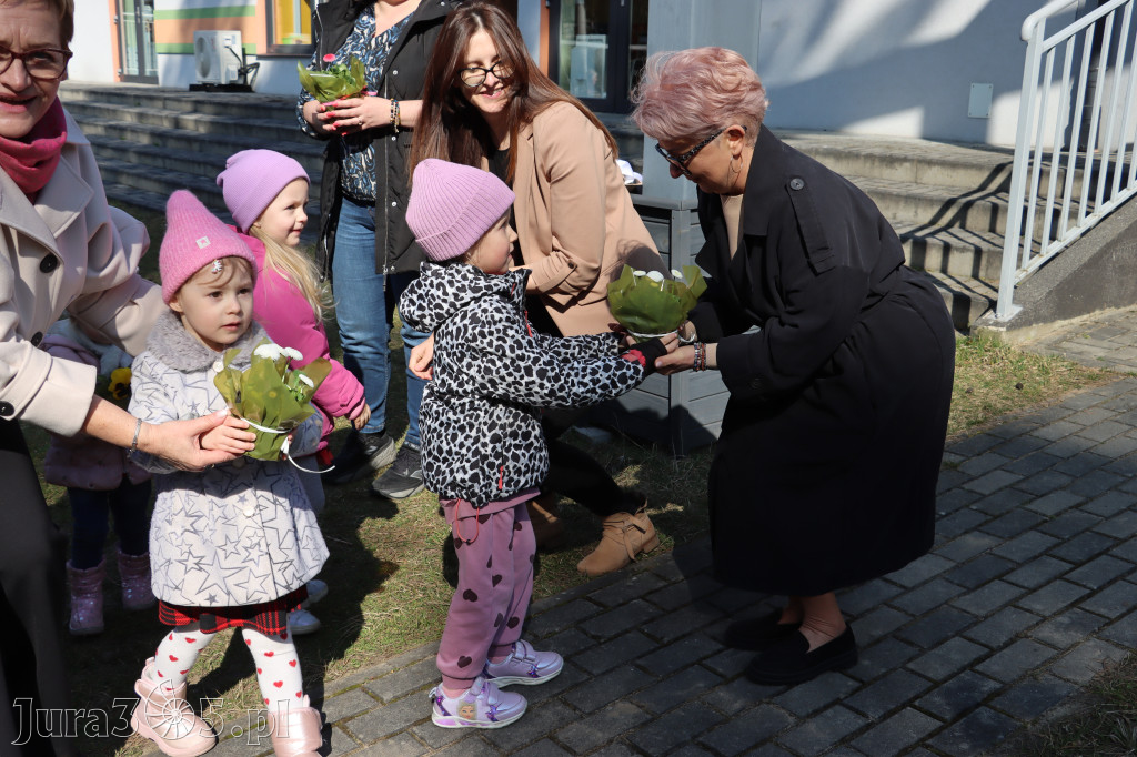 Fotorelacja: Nowe place zabaw przy Żłobkach Gminnych w Poraju i Żarkach-Letnisku