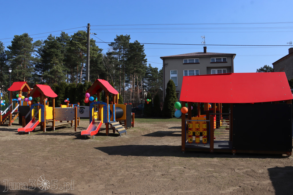 Fotorelacja: Nowe place zabaw przy Żłobkach Gminnych w Poraju i Żarkach-Letnisku