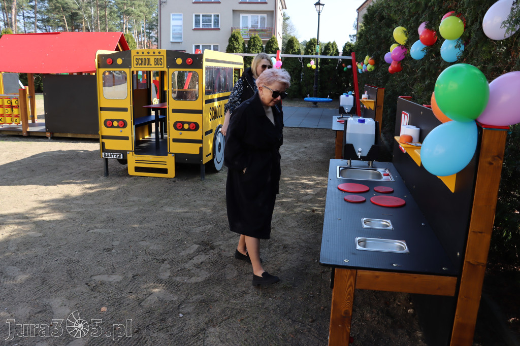 Fotorelacja: Nowe place zabaw przy Żłobkach Gminnych w Poraju i Żarkach-Letnisku