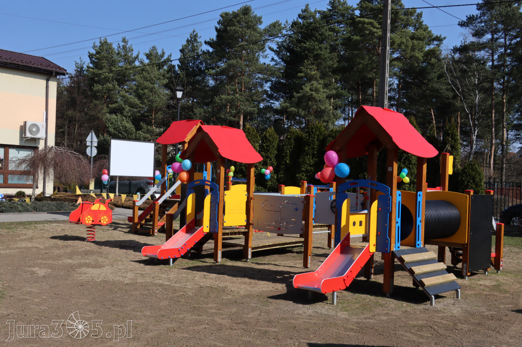 Fotorelacja: Nowe place zabaw przy Żłobkach Gminnych w Poraju i Żarkach-Letnisku