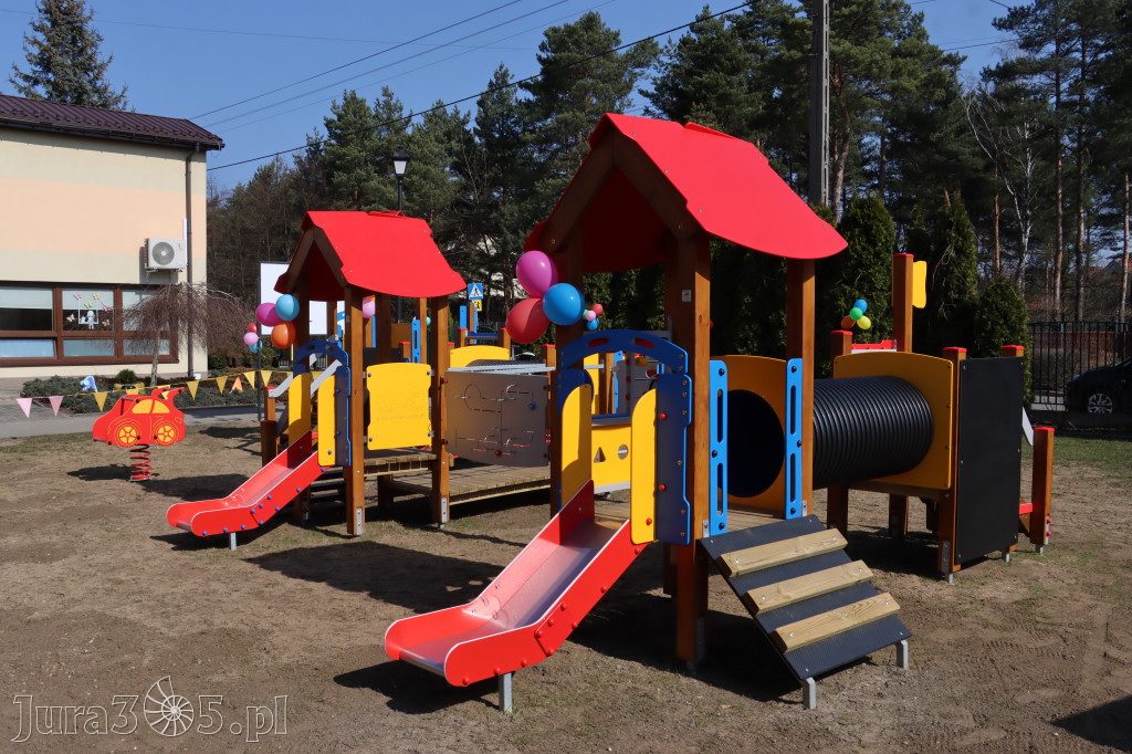 Fotorelacja: Nowe place zabaw przy Żłobkach Gminnych w Poraju i Żarkach-Letnisku