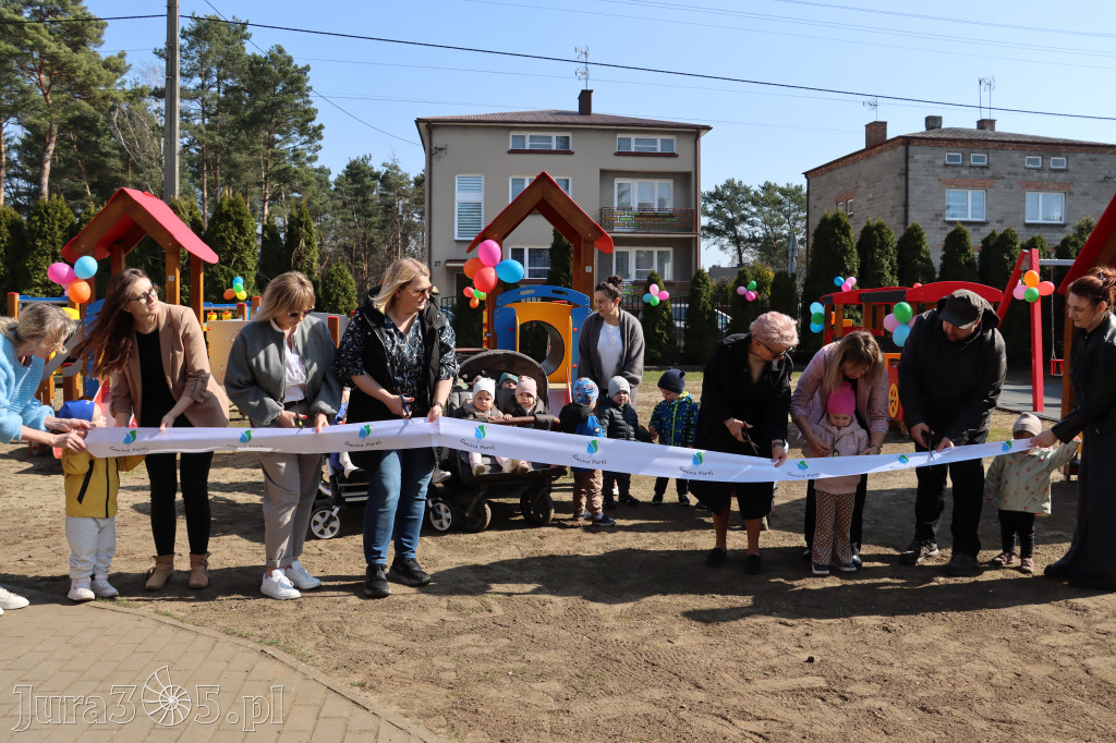 Fotorelacja: Nowe place zabaw przy Żłobkach Gminnych w Poraju i Żarkach-Letnisku
