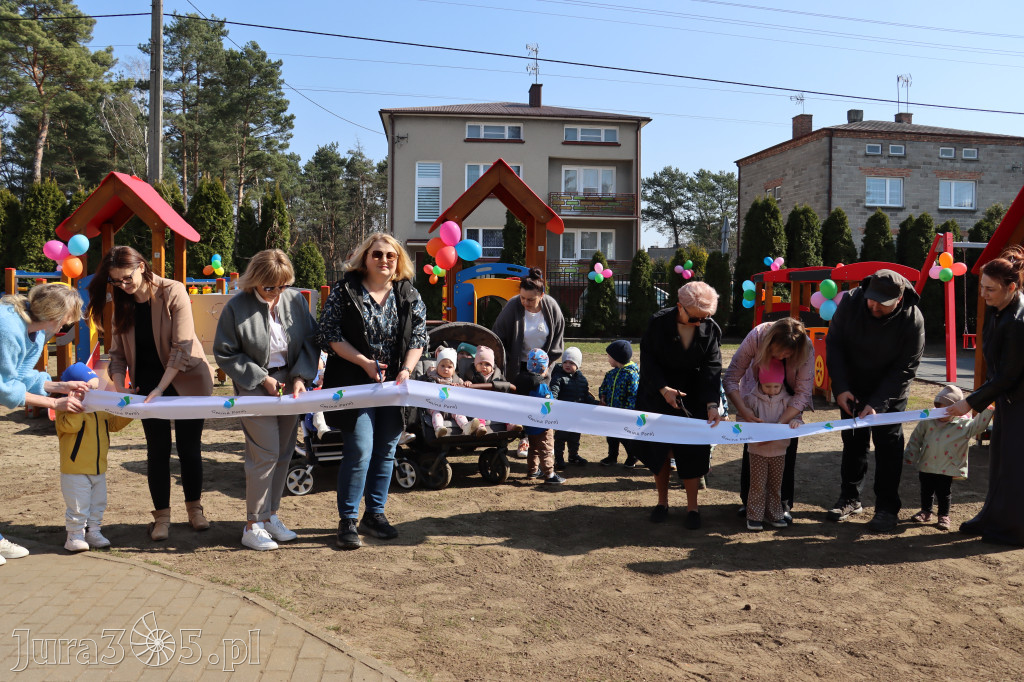 Fotorelacja: Nowe place zabaw przy Żłobkach Gminnych w Poraju i Żarkach-Letnisku