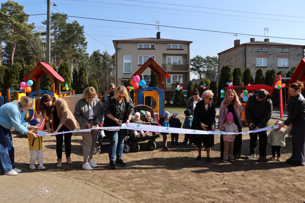 Fotorelacja: Nowe place zabaw przy Żłobkach Gminnych w Poraju i Żarkach-Letnisku