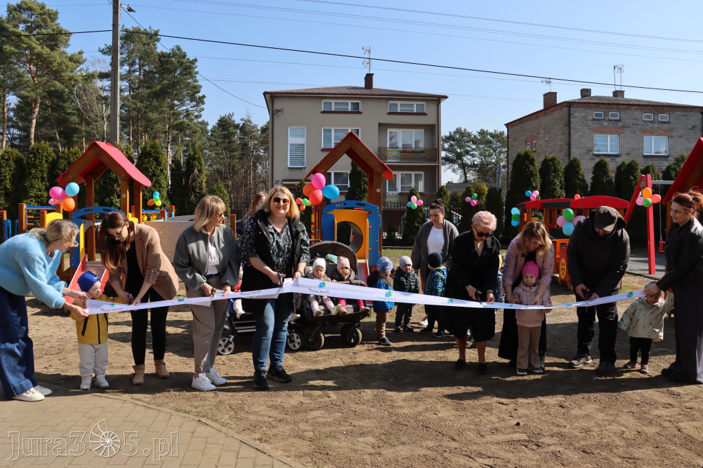 Fotorelacja: Nowe place zabaw przy Żłobkach Gminnych w Poraju i Żarkach-Letnisku