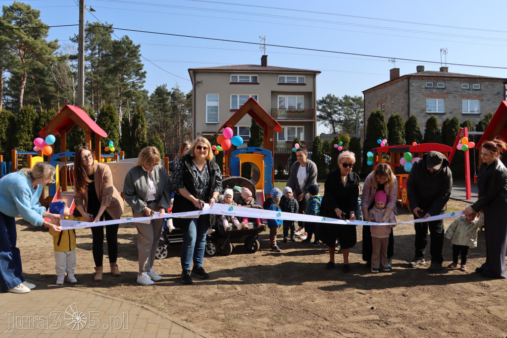 Fotorelacja: Nowe place zabaw przy Żłobkach Gminnych w Poraju i Żarkach-Letnisku