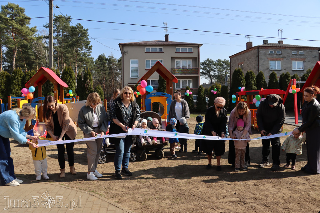 Fotorelacja: Nowe place zabaw przy Żłobkach Gminnych w Poraju i Żarkach-Letnisku