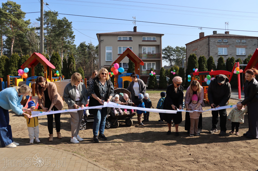 Fotorelacja: Nowe place zabaw przy Żłobkach Gminnych w Poraju i Żarkach-Letnisku