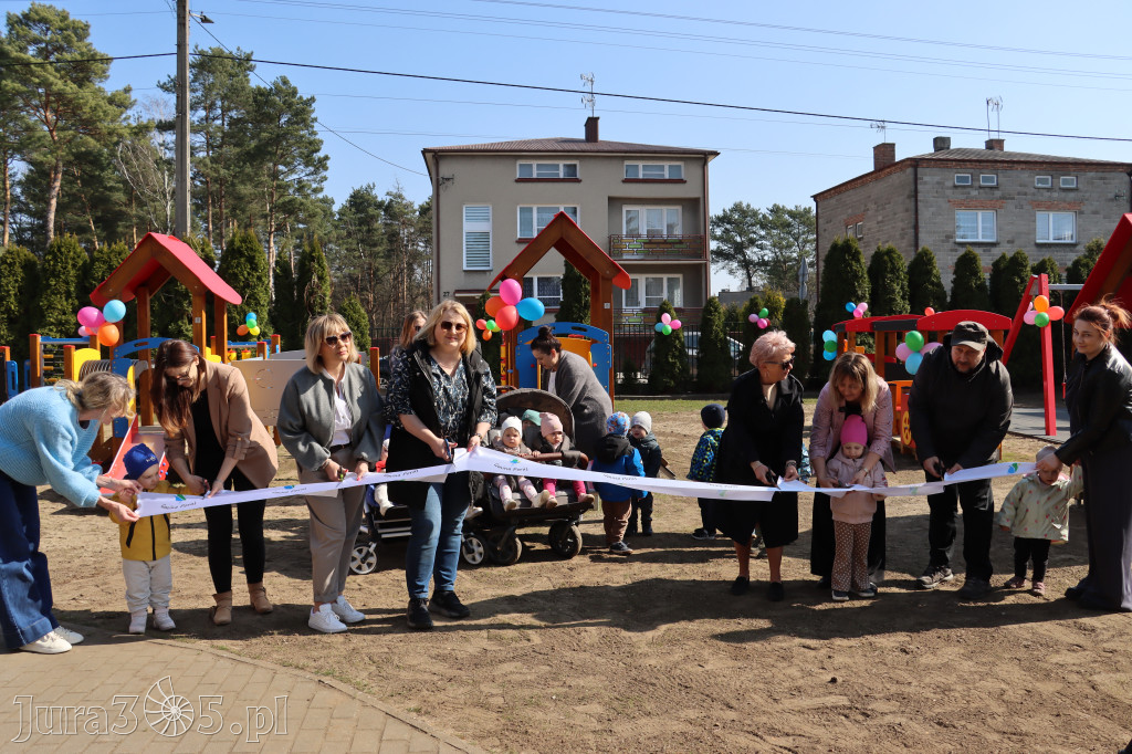 Fotorelacja: Nowe place zabaw przy Żłobkach Gminnych w Poraju i Żarkach-Letnisku