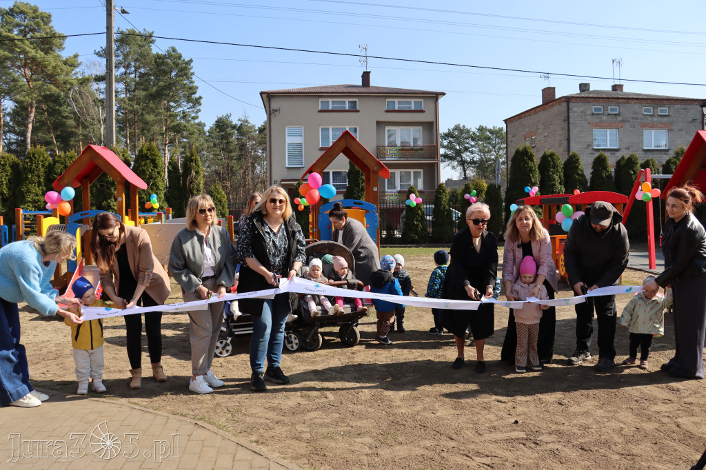 Fotorelacja: Nowe place zabaw przy Żłobkach Gminnych w Poraju i Żarkach-Letnisku