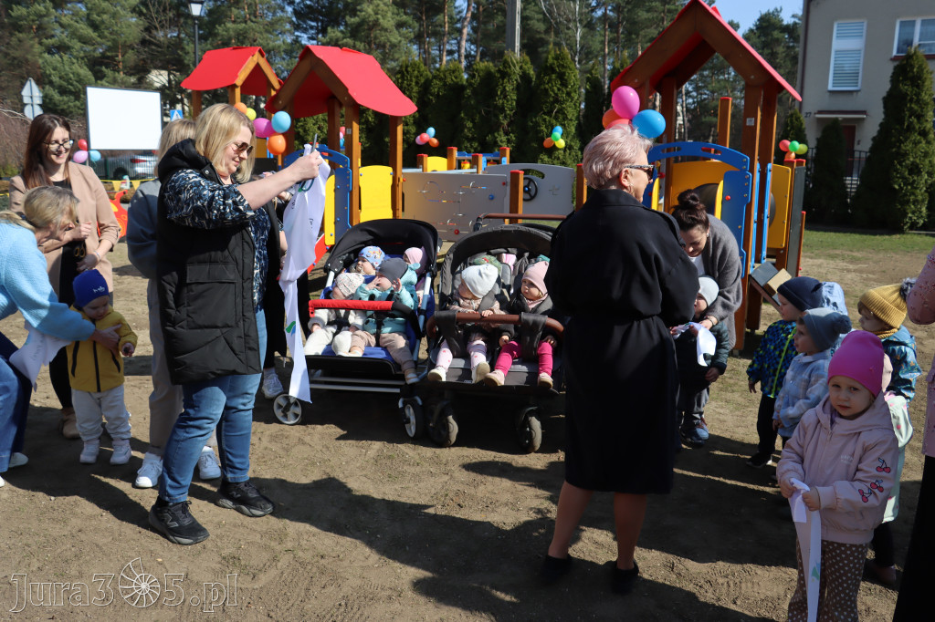 Fotorelacja: Nowe place zabaw przy Żłobkach Gminnych w Poraju i Żarkach-Letnisku