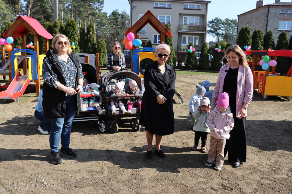 Fotorelacja: Nowe place zabaw przy Żłobkach Gminnych w Poraju i Żarkach-Letnisku