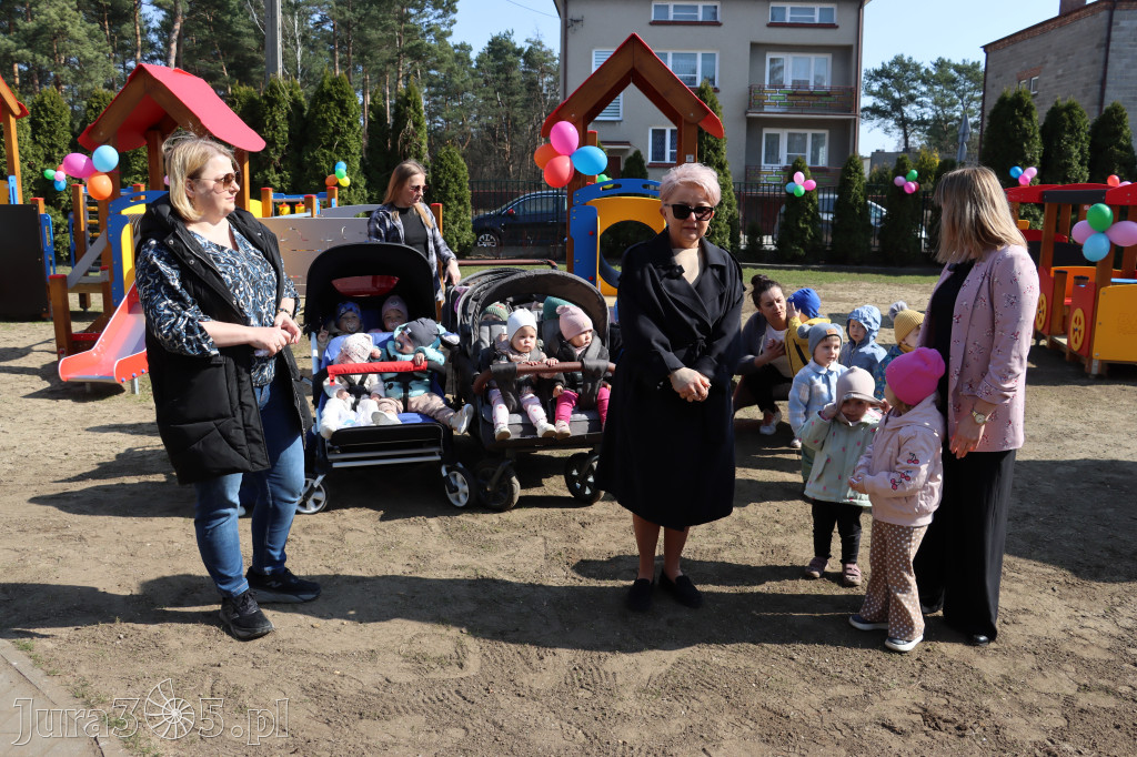 Fotorelacja: Nowe place zabaw przy Żłobkach Gminnych w Poraju i Żarkach-Letnisku