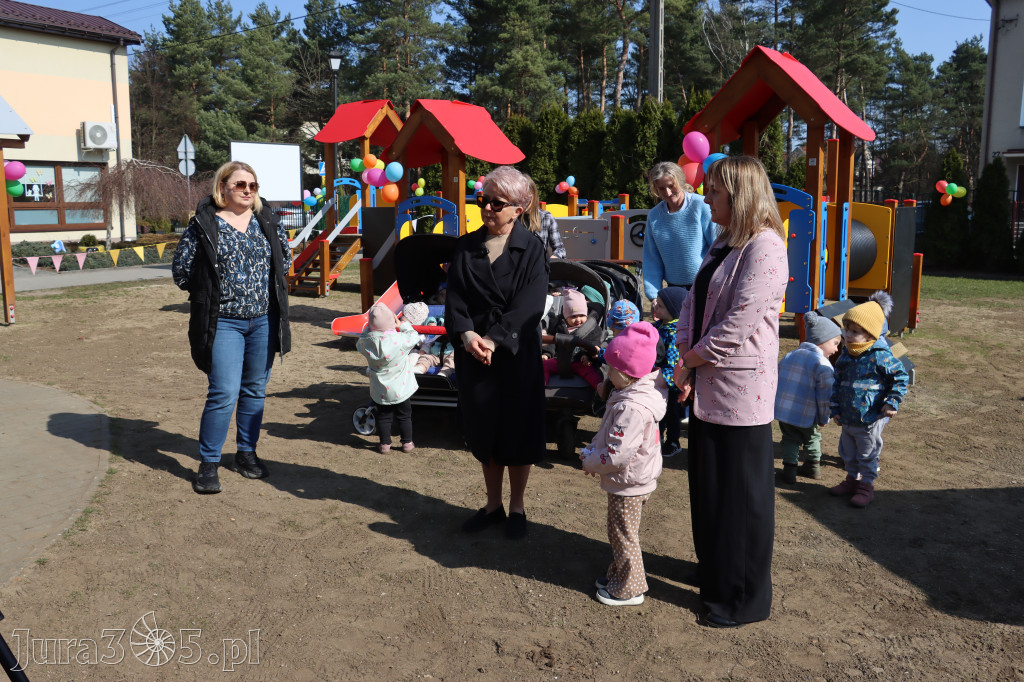 Fotorelacja: Nowe place zabaw przy Żłobkach Gminnych w Poraju i Żarkach-Letnisku