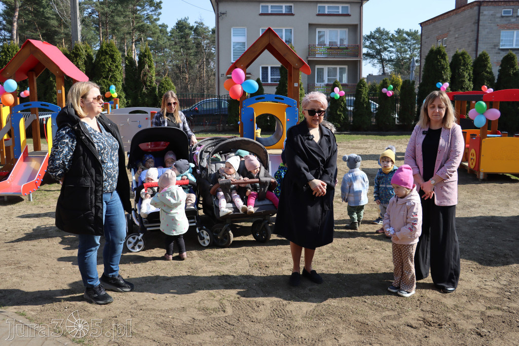 Fotorelacja: Nowe place zabaw przy Żłobkach Gminnych w Poraju i Żarkach-Letnisku