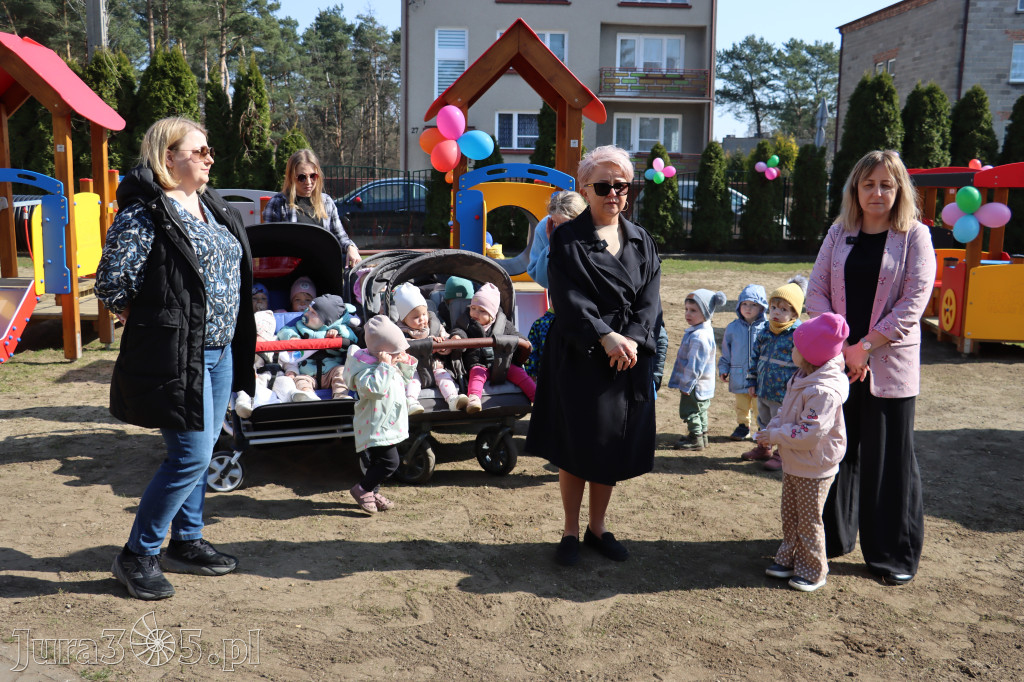 Fotorelacja: Nowe place zabaw przy Żłobkach Gminnych w Poraju i Żarkach-Letnisku