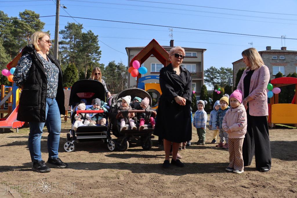 Fotorelacja: Nowe place zabaw przy Żłobkach Gminnych w Poraju i Żarkach-Letnisku