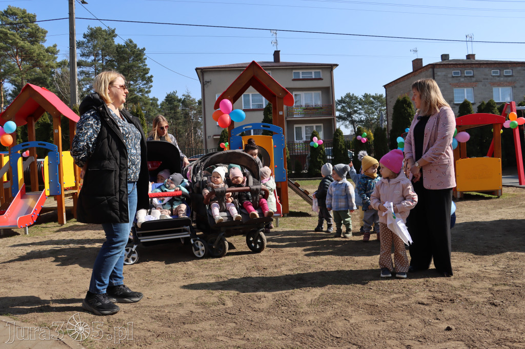 Fotorelacja: Nowe place zabaw przy Żłobkach Gminnych w Poraju i Żarkach-Letnisku