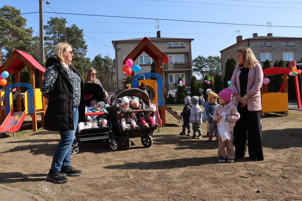 Fotorelacja: Nowe place zabaw przy Żłobkach Gminnych w Poraju i Żarkach-Letnisku