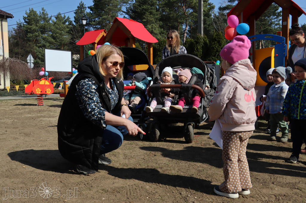 Fotorelacja: Nowe place zabaw przy Żłobkach Gminnych w Poraju i Żarkach-Letnisku