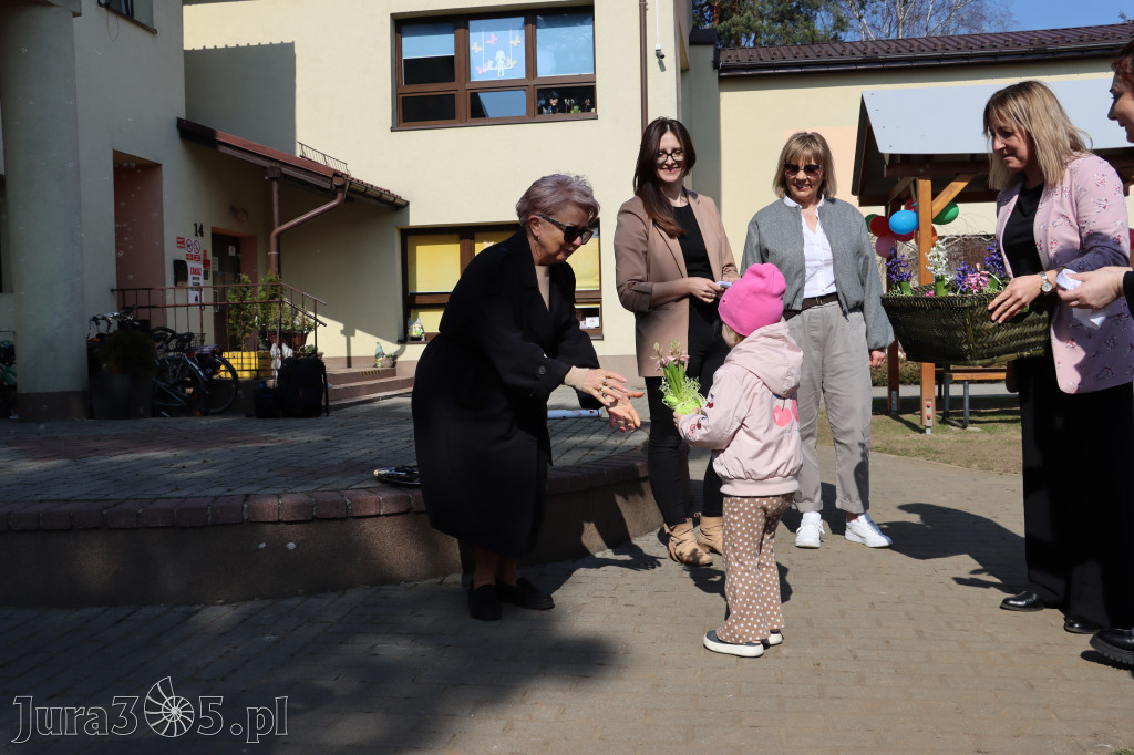 Fotorelacja: Nowe place zabaw przy Żłobkach Gminnych w Poraju i Żarkach-Letnisku