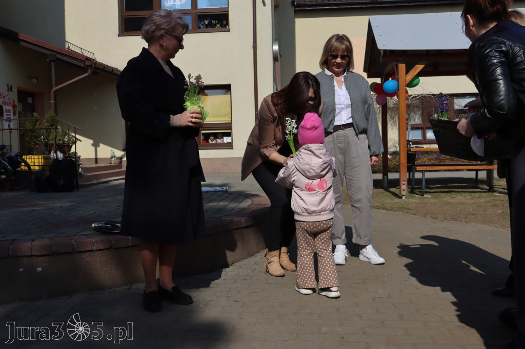 Fotorelacja: Nowe place zabaw przy Żłobkach Gminnych w Poraju i Żarkach-Letnisku