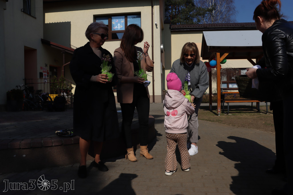 Fotorelacja: Nowe place zabaw przy Żłobkach Gminnych w Poraju i Żarkach-Letnisku