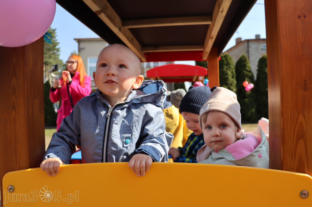 Fotorelacja: Nowe place zabaw przy Żłobkach Gminnych w Poraju i Żarkach-Letnisku