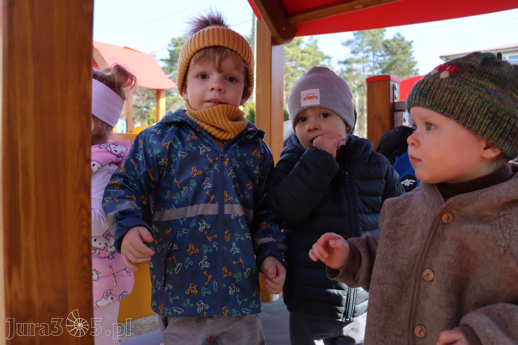 Fotorelacja: Nowe place zabaw przy Żłobkach Gminnych w Poraju i Żarkach-Letnisku
