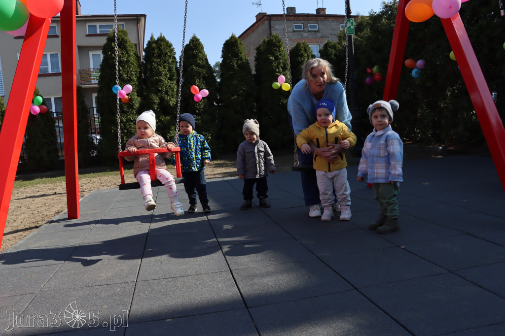 Fotorelacja: Nowe place zabaw przy Żłobkach Gminnych w Poraju i Żarkach-Letnisku