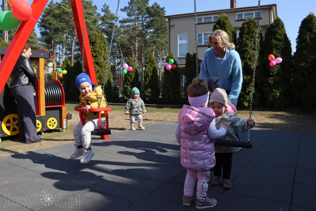 Fotorelacja: Nowe place zabaw przy Żłobkach Gminnych w Poraju i Żarkach-Letnisku