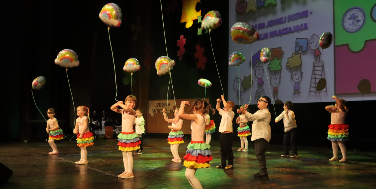 Fotorelacja I: GALA INTEGRACJI zorganizowana przez Szkoła Podstawowa nr 4 w Zawierciu