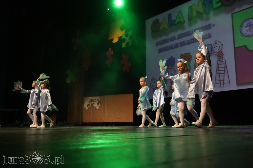 Fotorelacja I: GALA INTEGRACJI zorganizowana przez Szkoła Podstawowa nr 4 w Zawierciu