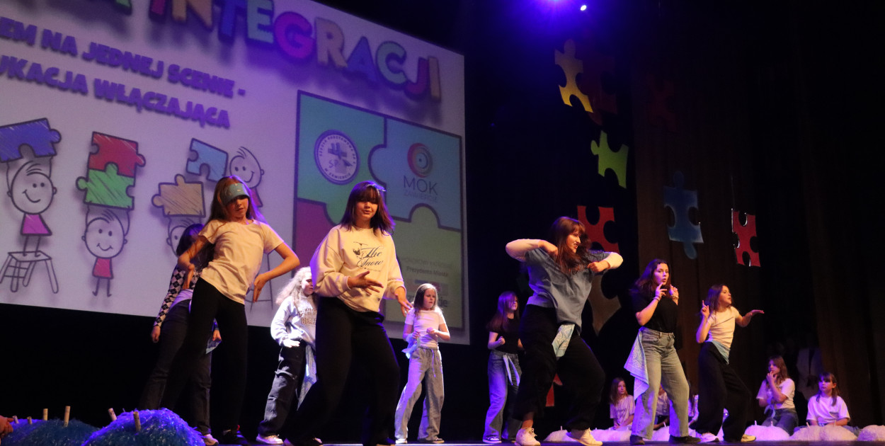 Fotorelacja II: GALA INTEGRACJI zorganizowana przez Szkołę Podstawową nr 4 w Zawierciu