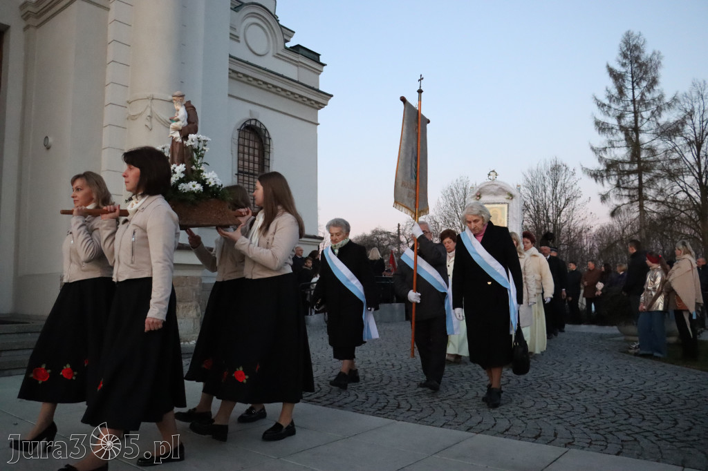 Fotorelacja I: Msza Rezurekcyjna w Koziegłówkach - Wielkanoc 2026!