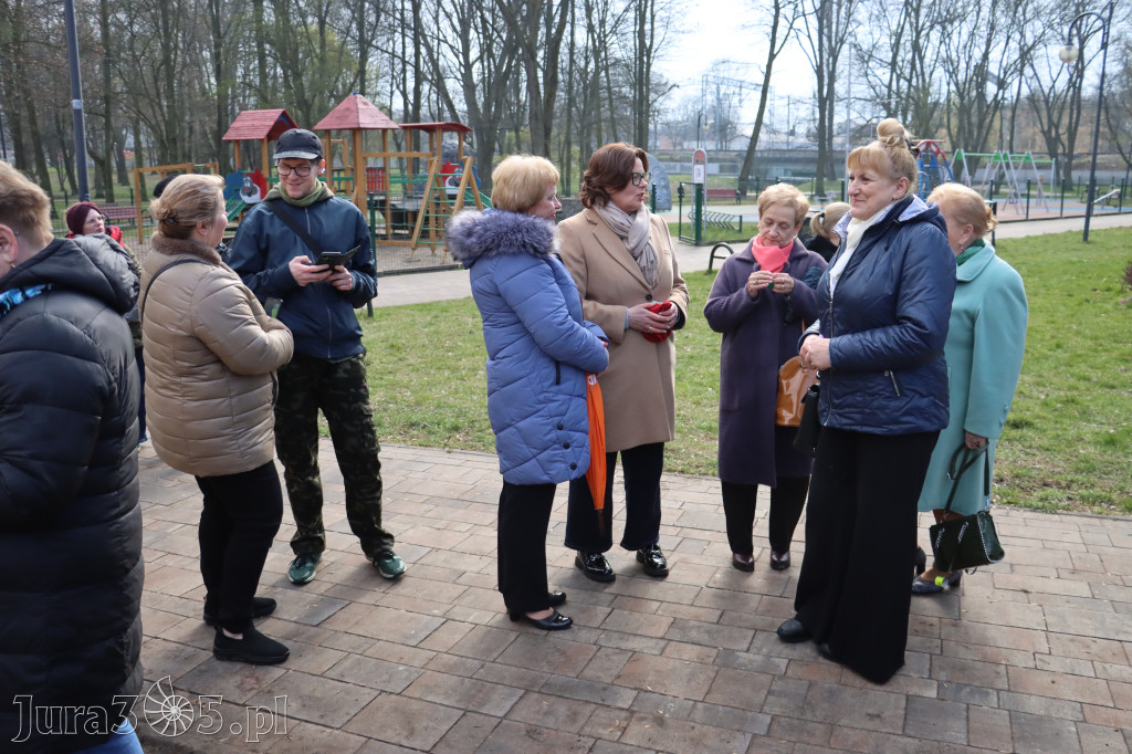 Fotorelacja: Otwarcie instalacji artystycznej  ŁAWECZKI PRZEMYSŁOWEJ PAMIĘCI w Zawierciu
