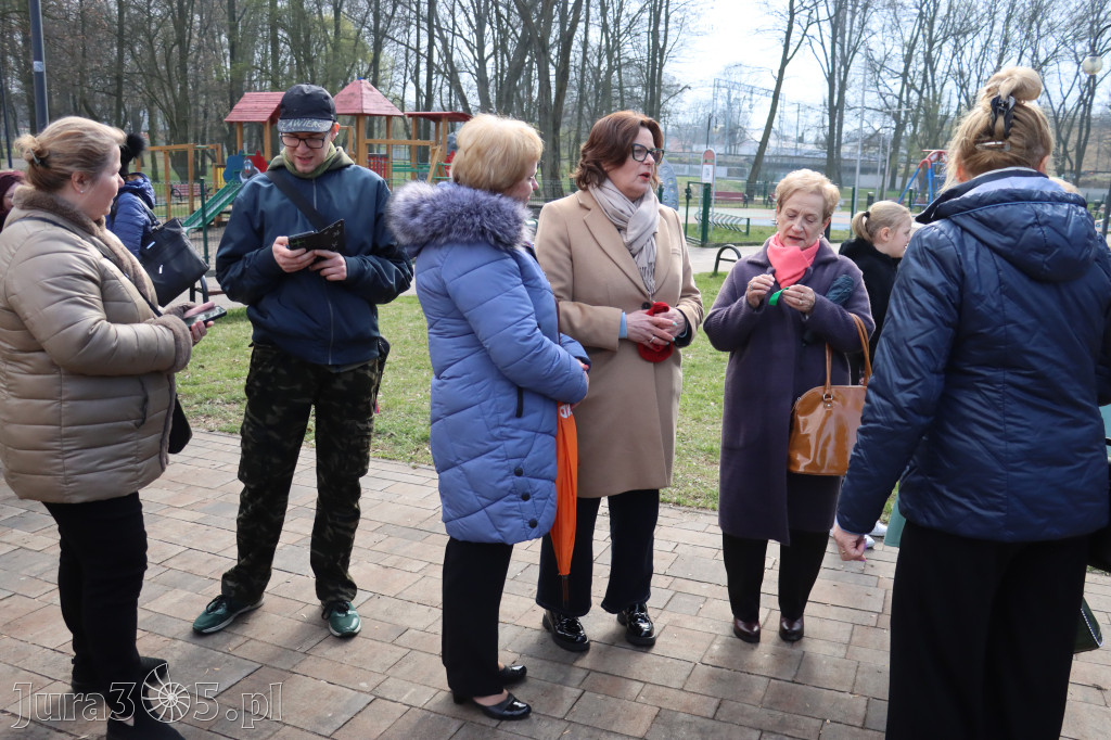 Fotorelacja: Otwarcie instalacji artystycznej  ŁAWECZKI PRZEMYSŁOWEJ PAMIĘCI w Zawierciu