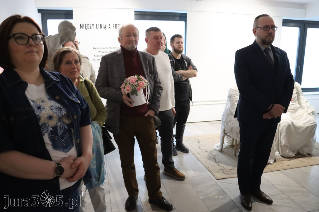 Fotorelacja: Wernisaż wystawy „Między linią a formą II” w MOK Zawiercie